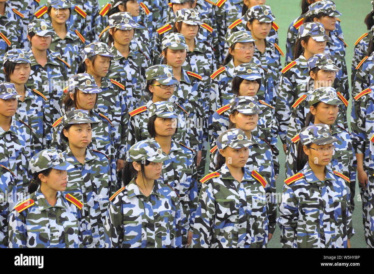 Giovani studentesse sono sottoposti a praticare la formazione a Nantong University Foto Stock