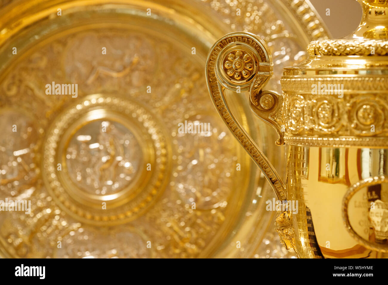 Dettaglio del Singolo maschile e del Trofeo Ladies' singolare trofeo, Venus Rosewater piatto. I campionati di Wimbledon 2019. Foto Stock