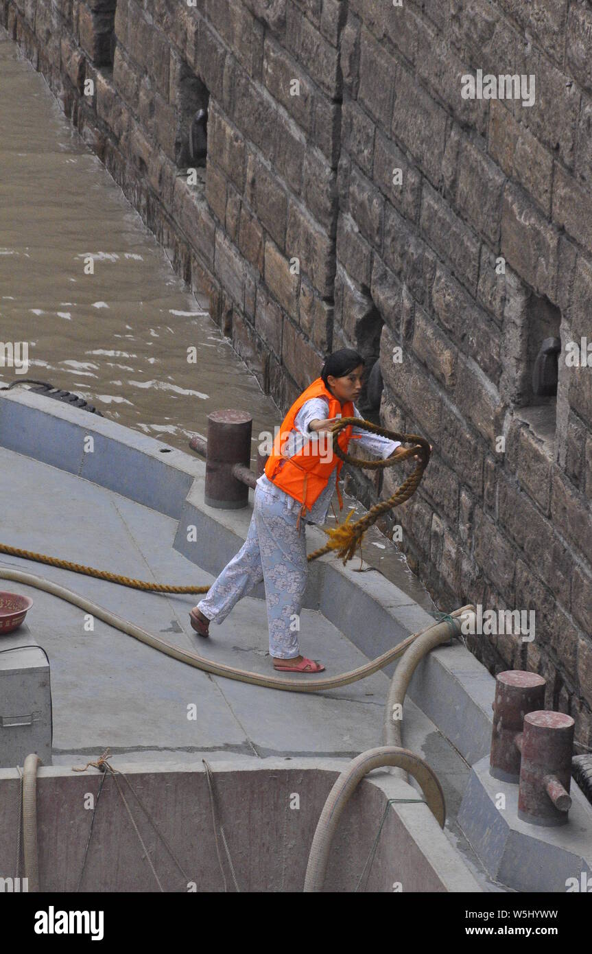 Una donna in stato di gravidanza funziona su chiatte del carbone del Fiume Yangtse e canali vicino a Nantong Jiangsu, Cina Foto Stock