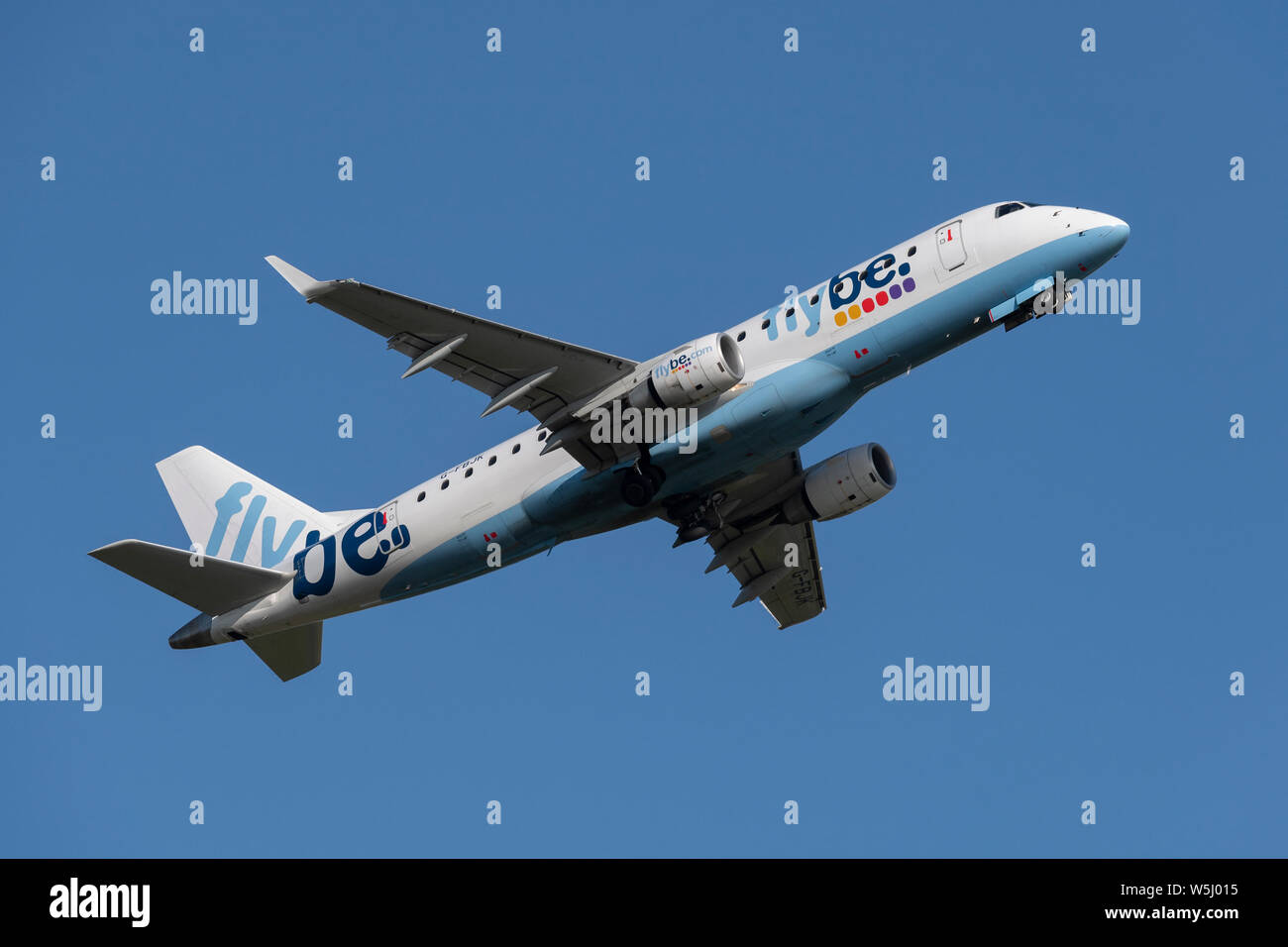 Un Flybe Embraer ERJ-175STD decolla dall'Aeroporto Internazionale di Manchester (solo uso editoriale) Foto Stock