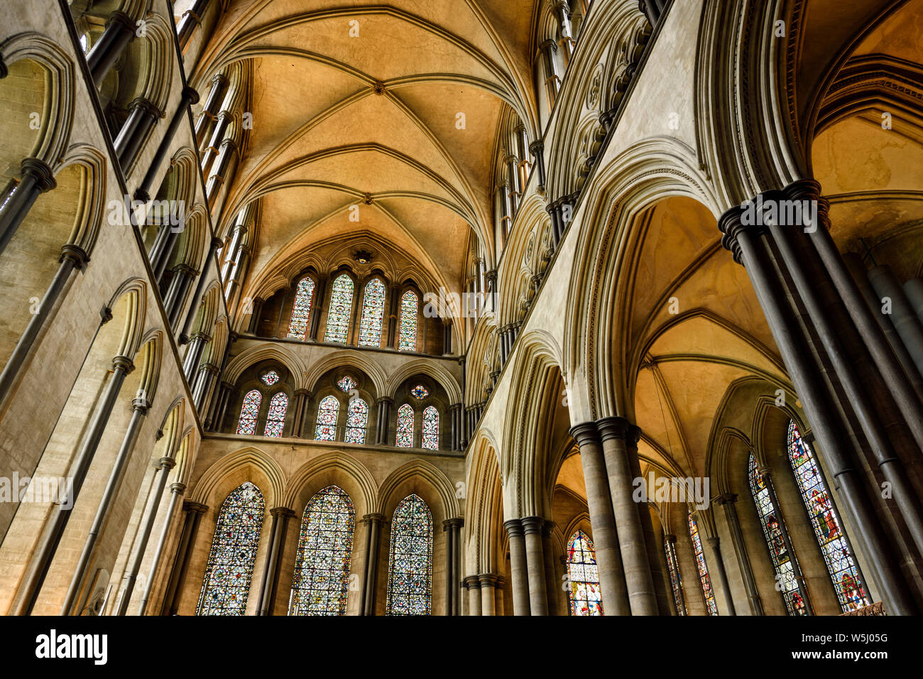 Transetto nord soffitto a volta con pilastri e gli archi e le vetrate della Cattedrale medioevale di Salisbury Salisbury Inghilterra Foto Stock