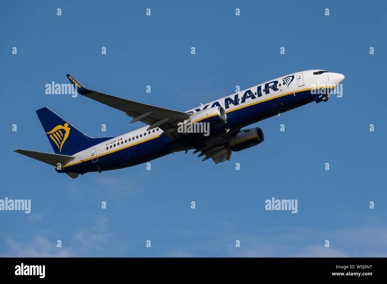 A Ryanair Boeing 737-800 decolla dall'Aeroporto Internazionale di Manchester (solo uso editoriale) Foto Stock