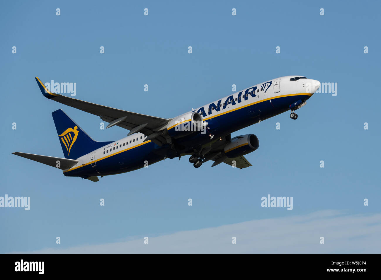 A Ryanair Boeing 737-800 decolla dall'Aeroporto Internazionale di Manchester (solo uso editoriale) Foto Stock