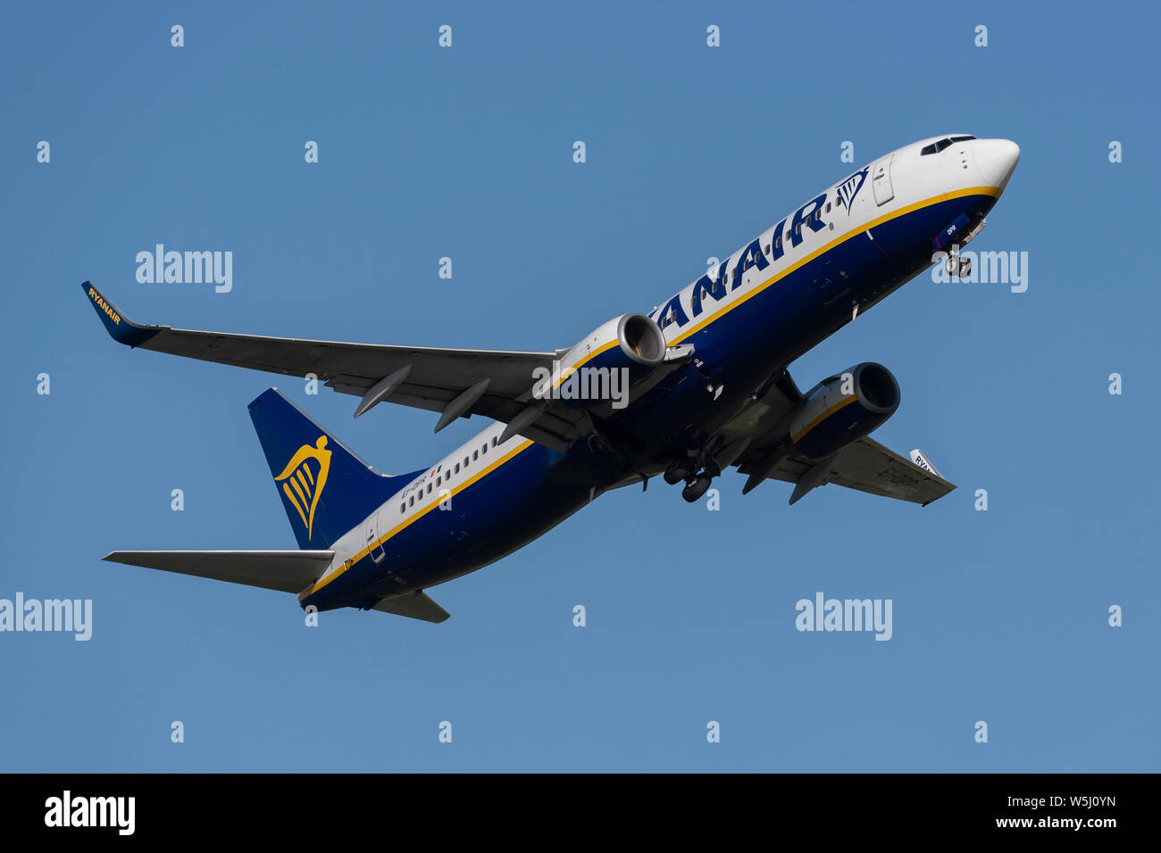 A Ryanair Boeing 737-800 decolla dall'Aeroporto Internazionale di Manchester (solo uso editoriale) Foto Stock