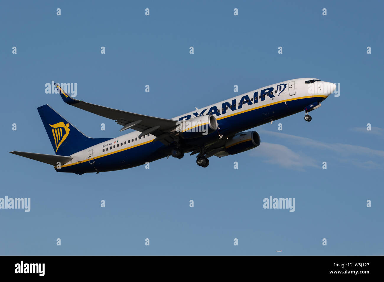 A Ryanair Boeing 737-800 decolla dall'Aeroporto Internazionale di Manchester (solo uso editoriale) Foto Stock