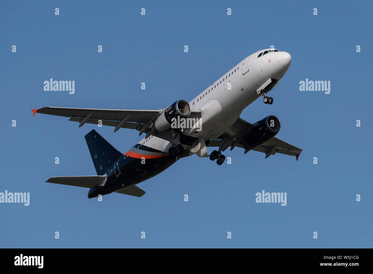 Un Titan Airways Airbus A320-200 decolla dall'Aeroporto Internazionale di Manchester (solo uso editoriale) Foto Stock