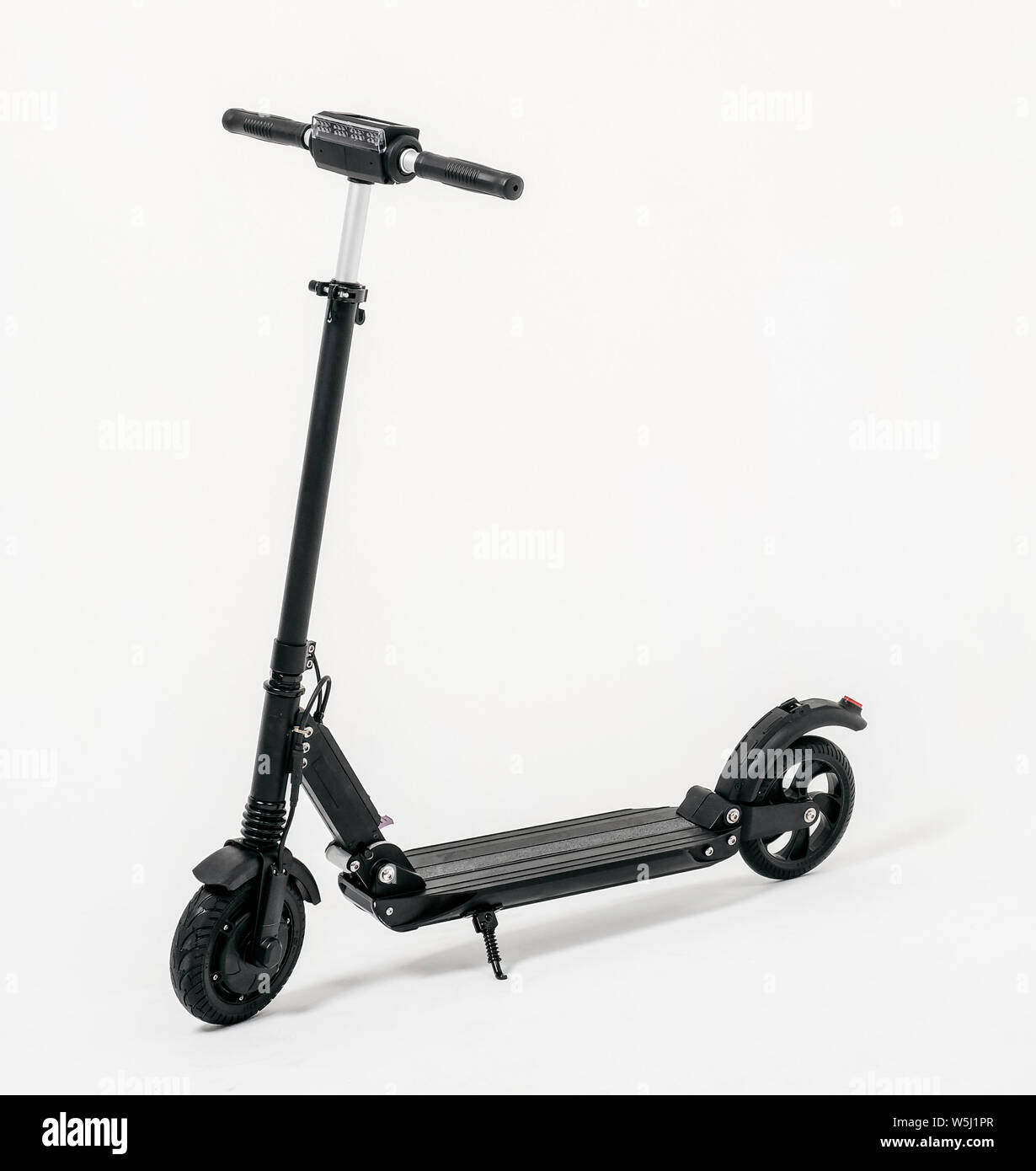 Scooter elettrici isolati su sfondo bianco. Colore nero Foto Stock