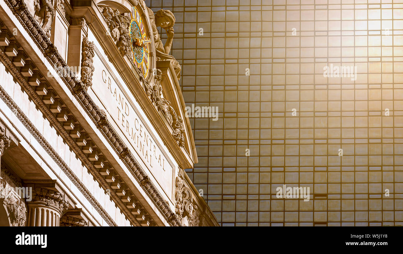 New York, Stati Uniti d'America, novembre 2016: esterno del Grand Central Terminal di New York con il grande orologio circondato da statue di divinità greche miniera Foto Stock