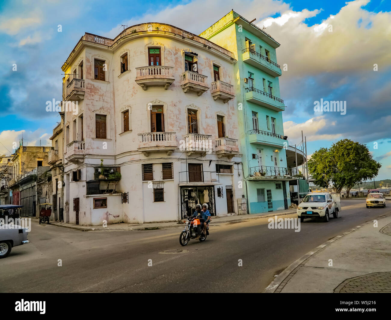 L'Avana, Cuba - Novembre 24, 2015: persone non identificate sulla strada di l'Avana, Cuba. Si tratta di Cuba la città capitale con architettura coloniale Spagnola. Foto Stock