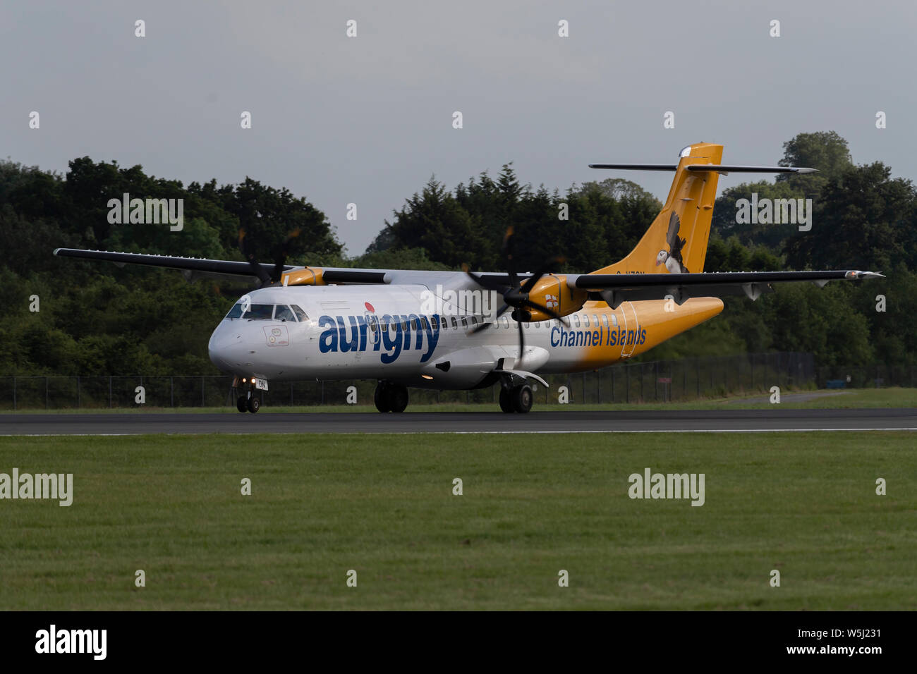Un Aurigny Air Services ATR 72-500 atterra all'Aeroporto Internazionale di Manchester (solo uso editoriale) Foto Stock