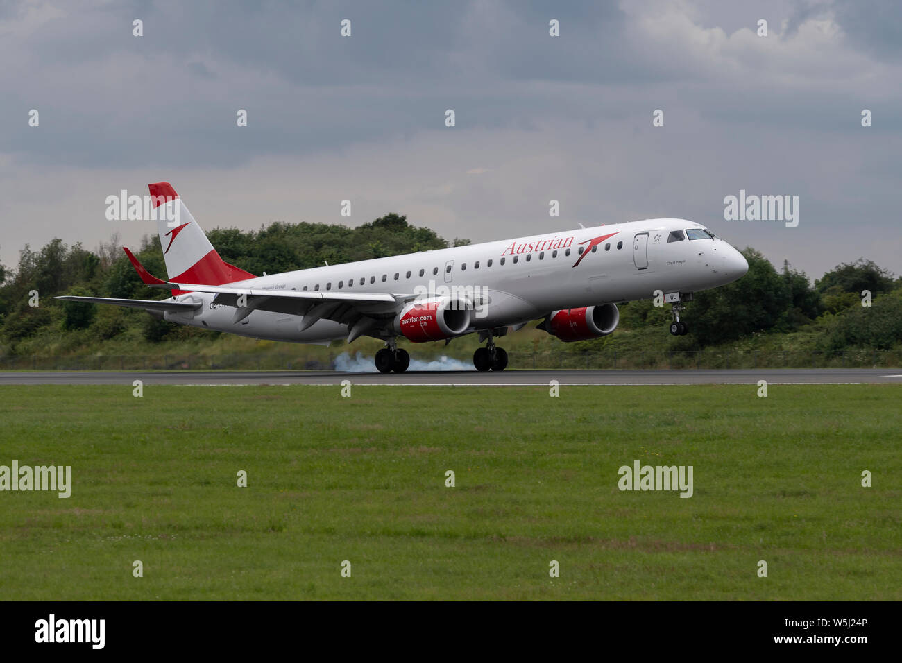 Un Austrian Airlines Embraer ERJ-195LR atterra all'Aeroporto Internazionale di Manchester (solo uso editoriale) Foto Stock