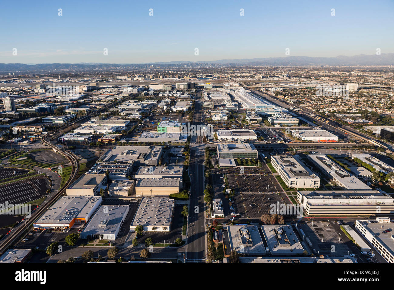 Antenna di edifici industriali lungo il sud Douglas Street a El Segundo vicino a LAX e Los Angeles, California. Foto Stock