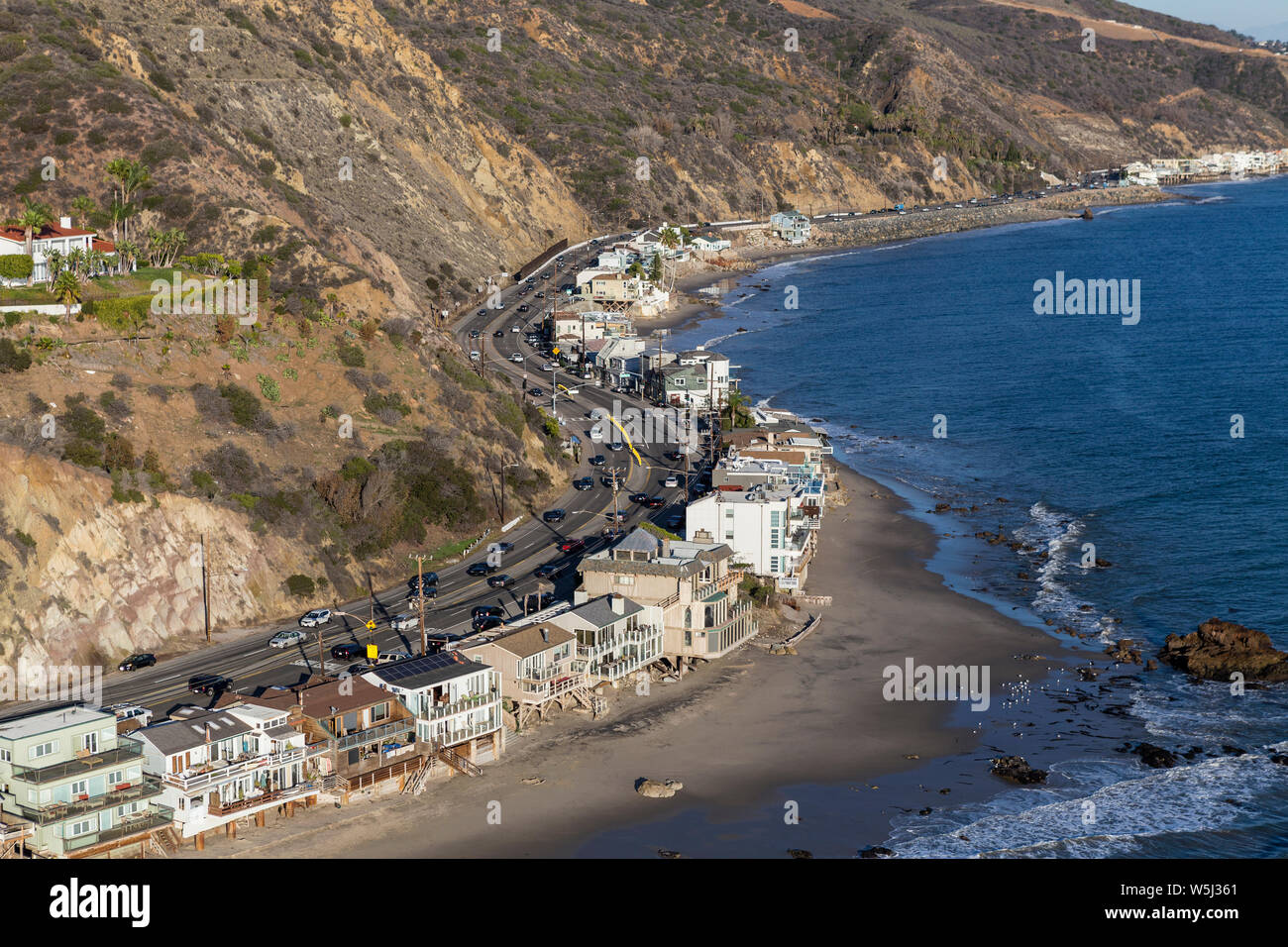 Antenna di case sulla spiaggia lungo la sezione di curvatura della Pacific Coast Highway vicino a Los Angeles e Malibu in California del Sud. Foto Stock