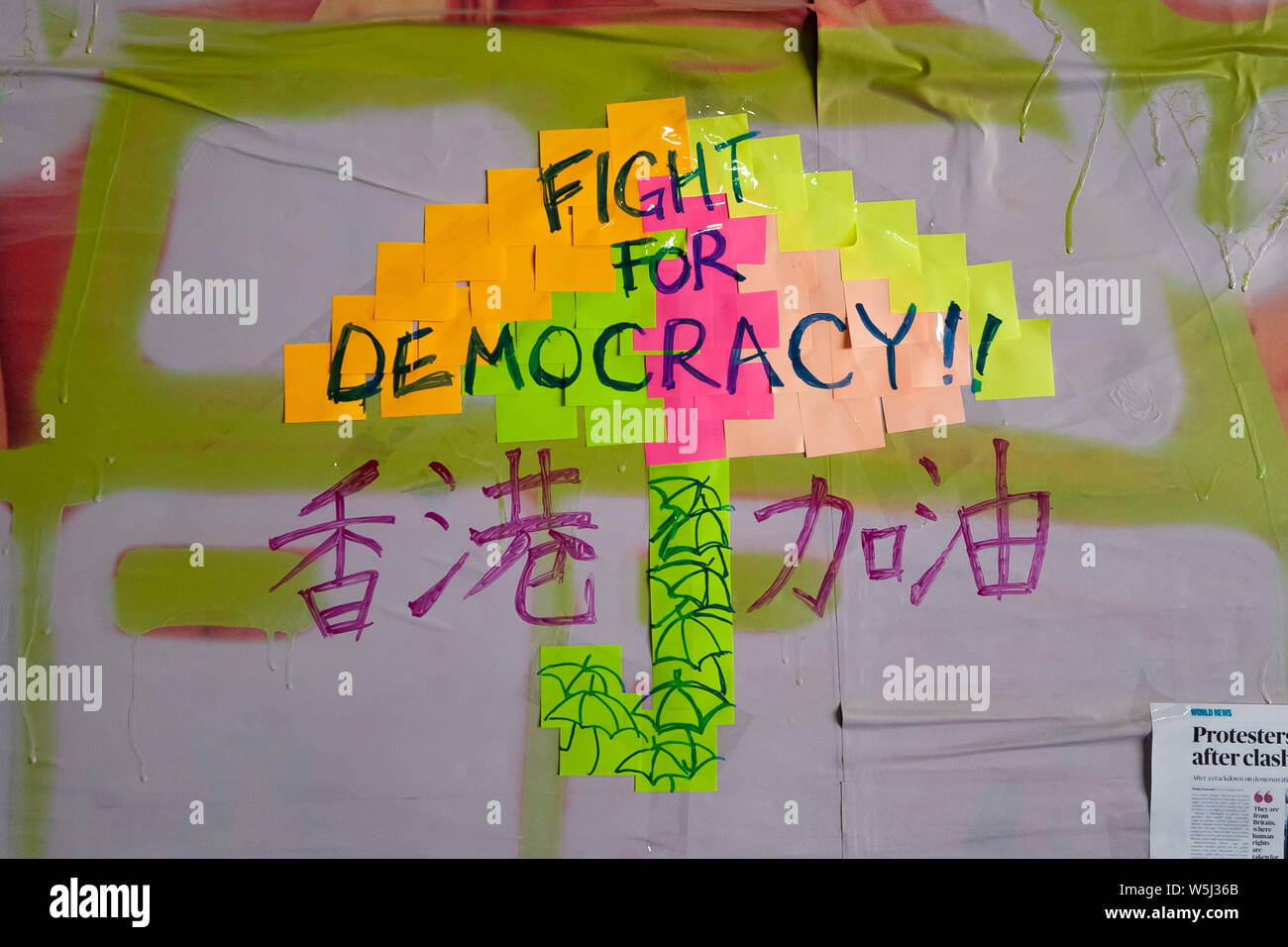 "Lotta per la Democrazia di Hong Knong ombrello movimento simbolo di protesta in Shoreditch, Londra, Regno Unito. Foto Stock