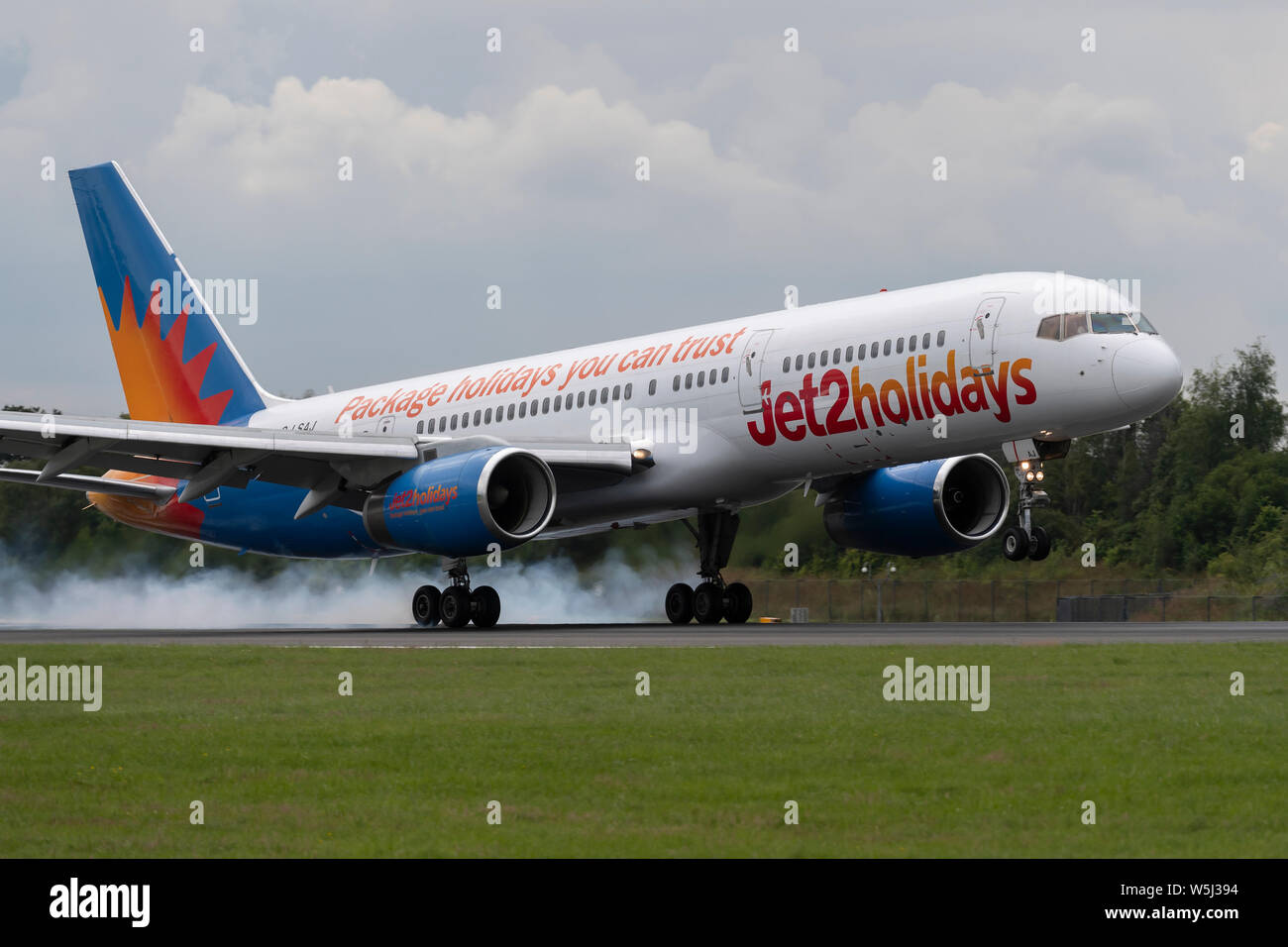 Un Jet2 Boeing 757-200 atterra all'Aeroporto Internazionale di Manchester (solo uso editoriale) Foto Stock