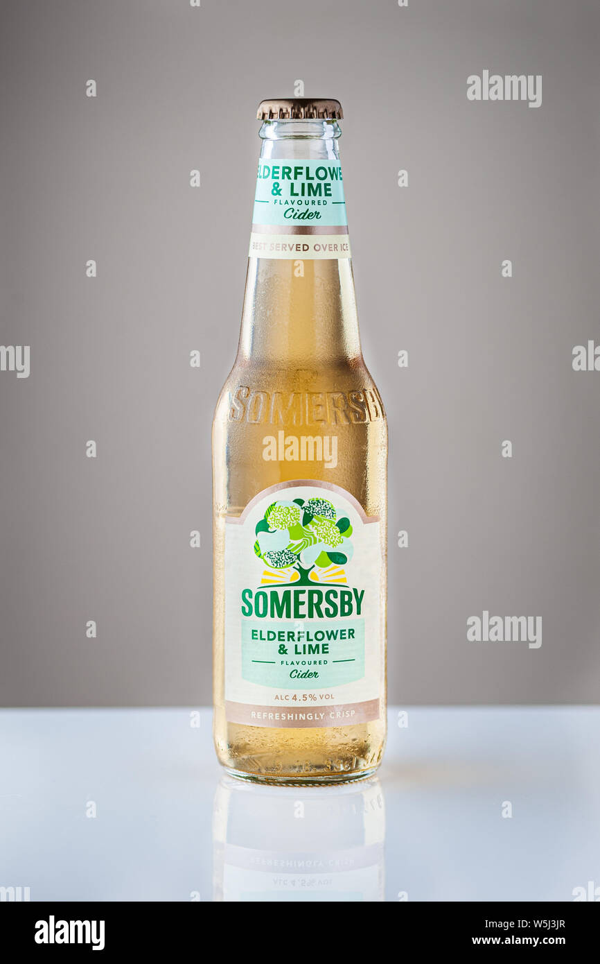 Budapest, Ungheria - 28 Luglio 2019: freddo fresco Somersby bottiglia di sidro isolato su sfondo bianco. Somersby il sidro di mele prodotta da Carlsberg Group Company Foto Stock