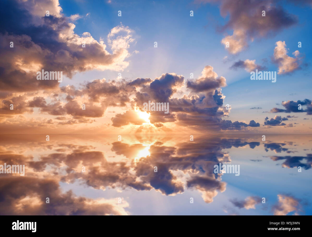 Cielo di sera, il cielo al tramonto e nuvole sopra l'acqua dell'oceano Foto Stock