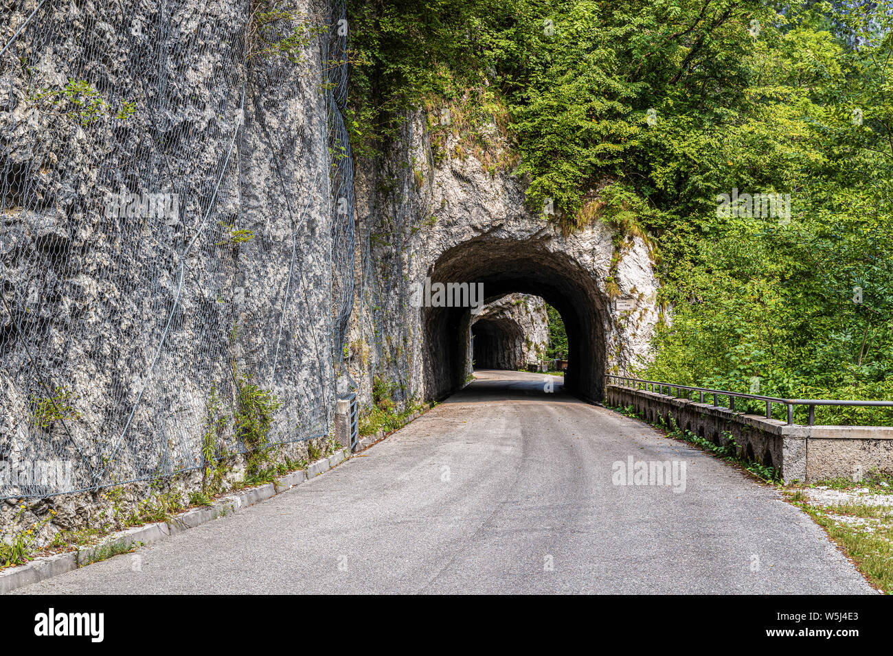 Italia Friuli Val Cellina Barcis - vecchia strada della Valcellina - Parco Naturale delle Dolomiti Friulane Foto Stock