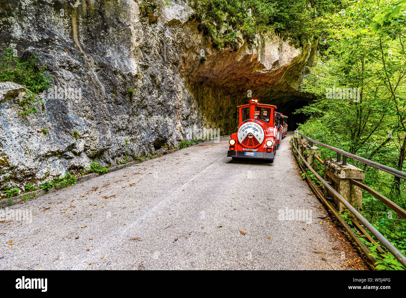 Italia Friuli Val Cellina Barcis - vecchia strada della Valcellina - Parco Naturale delle Dolomiti Friulane Foto Stock