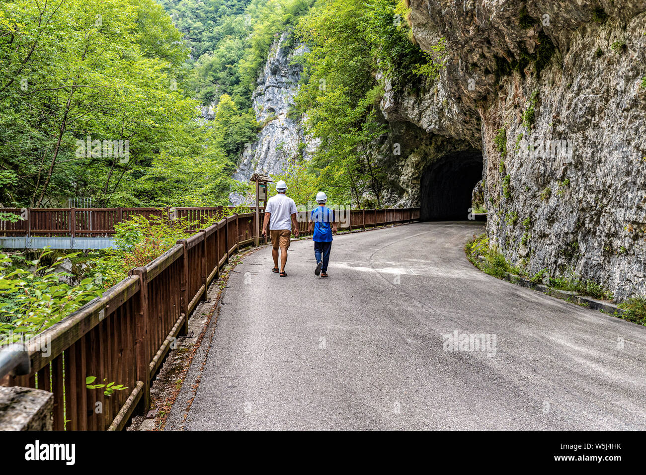 Italia Friuli Val Cellina Barcis - vecchia strada della Valcellina - Parco Naturale delle Dolomiti Friulane Foto Stock