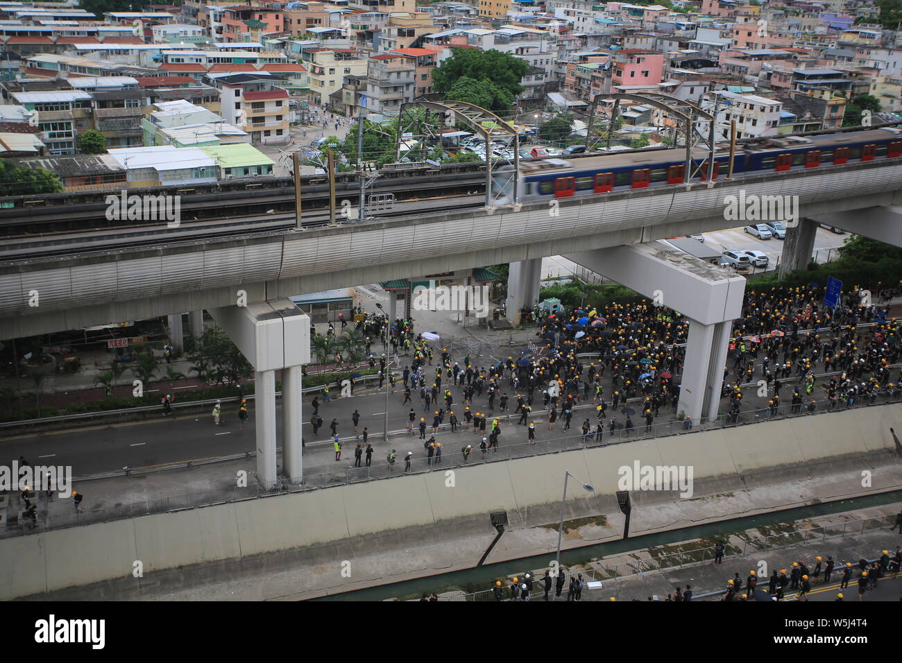 Yuen Long/Hong Kong- Luglio 27 2019: Villaggio dai manifestanti. I gangster attaccano la gente il 21 luglio, cittadino arrabbiato protesta a yuen a lungo contro Foto Stock