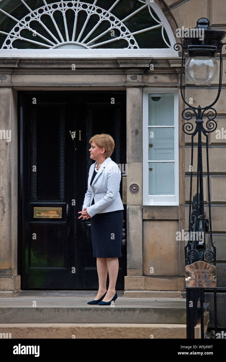 Bute House, Edimburgo, Scozia, Regno Unito. 28 luglio 2019. Il primo Ministro della Scozia Nicola Sturgeon alla porta d'ingresso della Bute House attende il primo Ministro Boris Johnson per la sua prima visita a nord del confine dal suo insediamento 5 giorni fa. Foto Stock