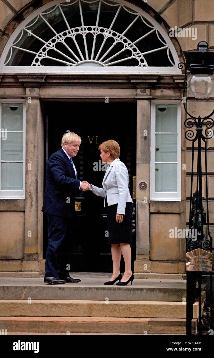 Bute House, Edimburgo, Scozia, Regno Unito. 28 luglio 2019. Il primo ministro Boris Johnson, in occasione della sua prima visita a nord del confine da quando è stato insediato 5 giorni fa, incontra il primo ministro della Scozia Nicola Sturgeon a Bute House. Foto Stock