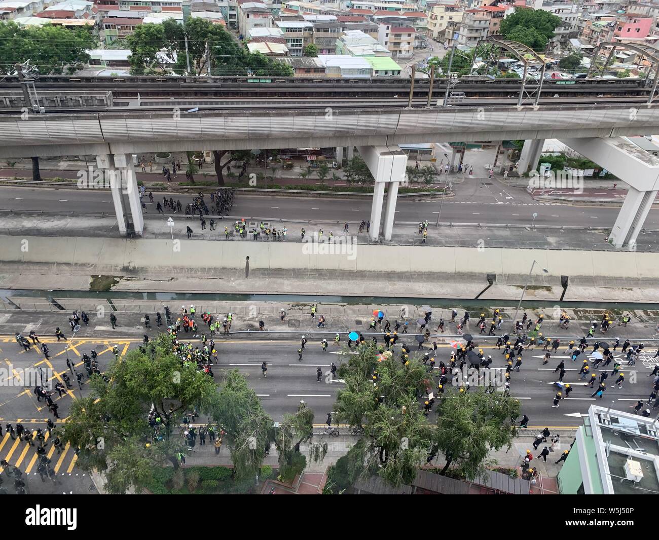 Yuen Long/Hong Kong- Luglio 27 2019: Villaggio dai manifestanti. I gangster attaccano la gente il 21 luglio, cittadino arrabbiato protesta a yuen a lungo contro Foto Stock