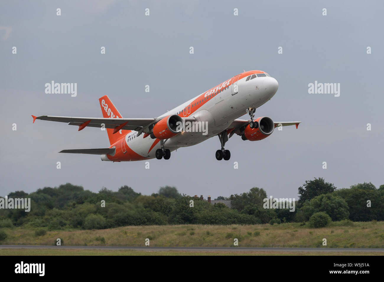 Un EasyJet Airbus A320-200 decolla dall'Aeroporto Internazionale di Manchester (solo uso editoriale) Foto Stock