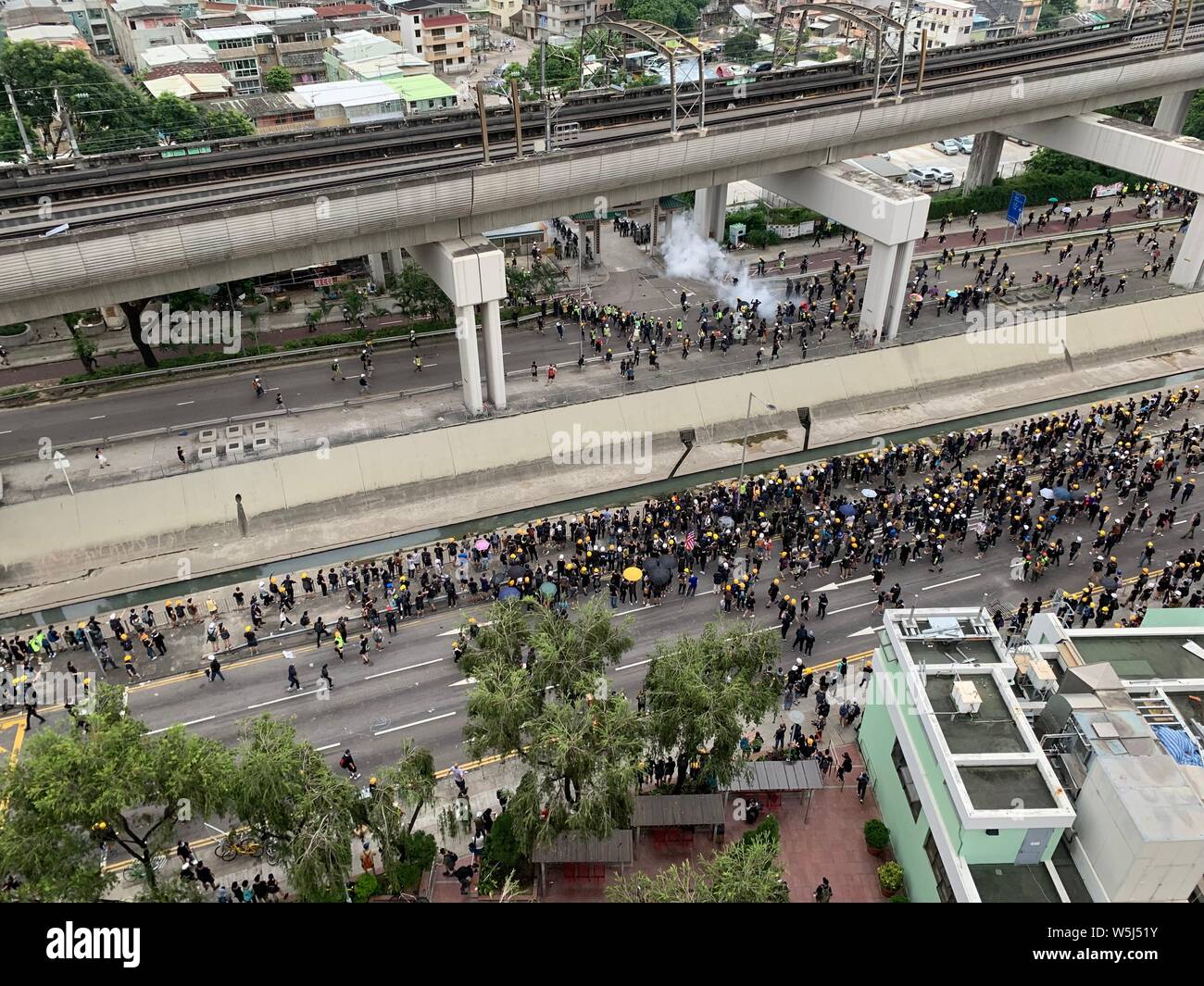 Yuen Long/Hong Kong- Luglio 27 2019: Villaggio dai manifestanti. I gangster attaccano la gente il 21 luglio, cittadino arrabbiato protesta a yuen a lungo contro Foto Stock