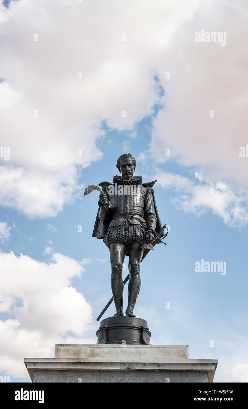 Monumento a Miguel de Cervantes, situato nella popolare piazza di Alcala de Henares con lo stesso nome e si trova nella città di Madrid, in riconoscimento Foto Stock