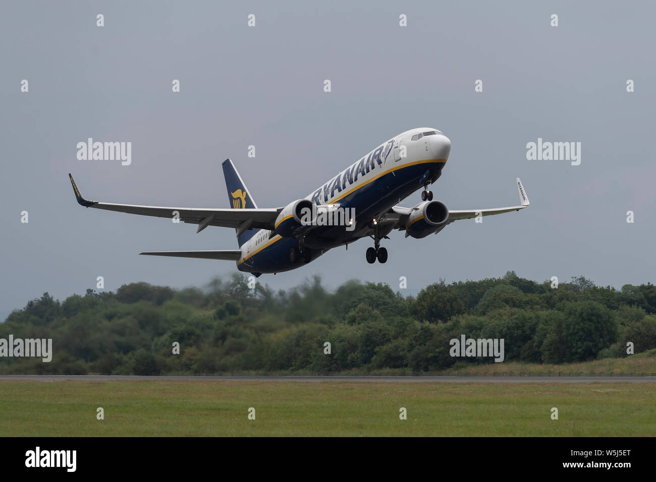 A Ryanair Boeing 737-800 decolla dall'Aeroporto Internazionale di Manchester (solo uso editoriale) Foto Stock