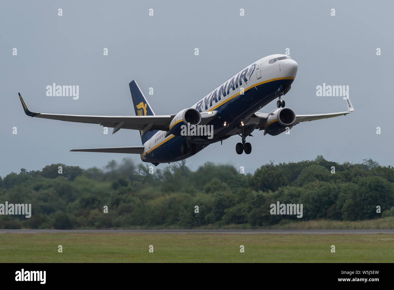 A Ryanair Boeing 737-800 decolla dall'Aeroporto Internazionale di Manchester (solo uso editoriale) Foto Stock