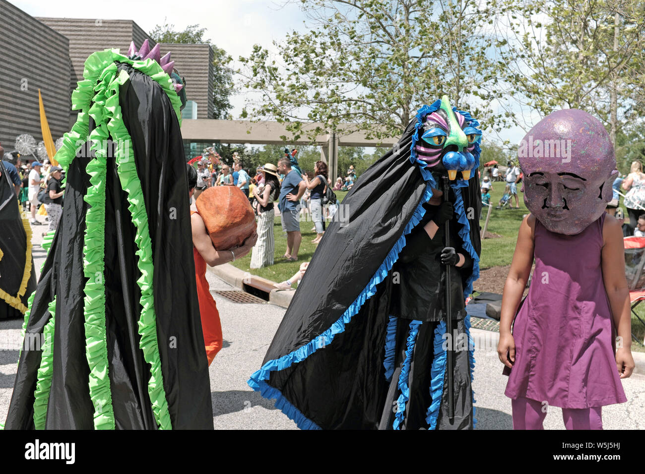 I partecipanti all'Unique Parade the Circle, una celebrazione estiva all'avanguardia delle arti e della comunità di Cleveland, Ohio, USA. Foto Stock