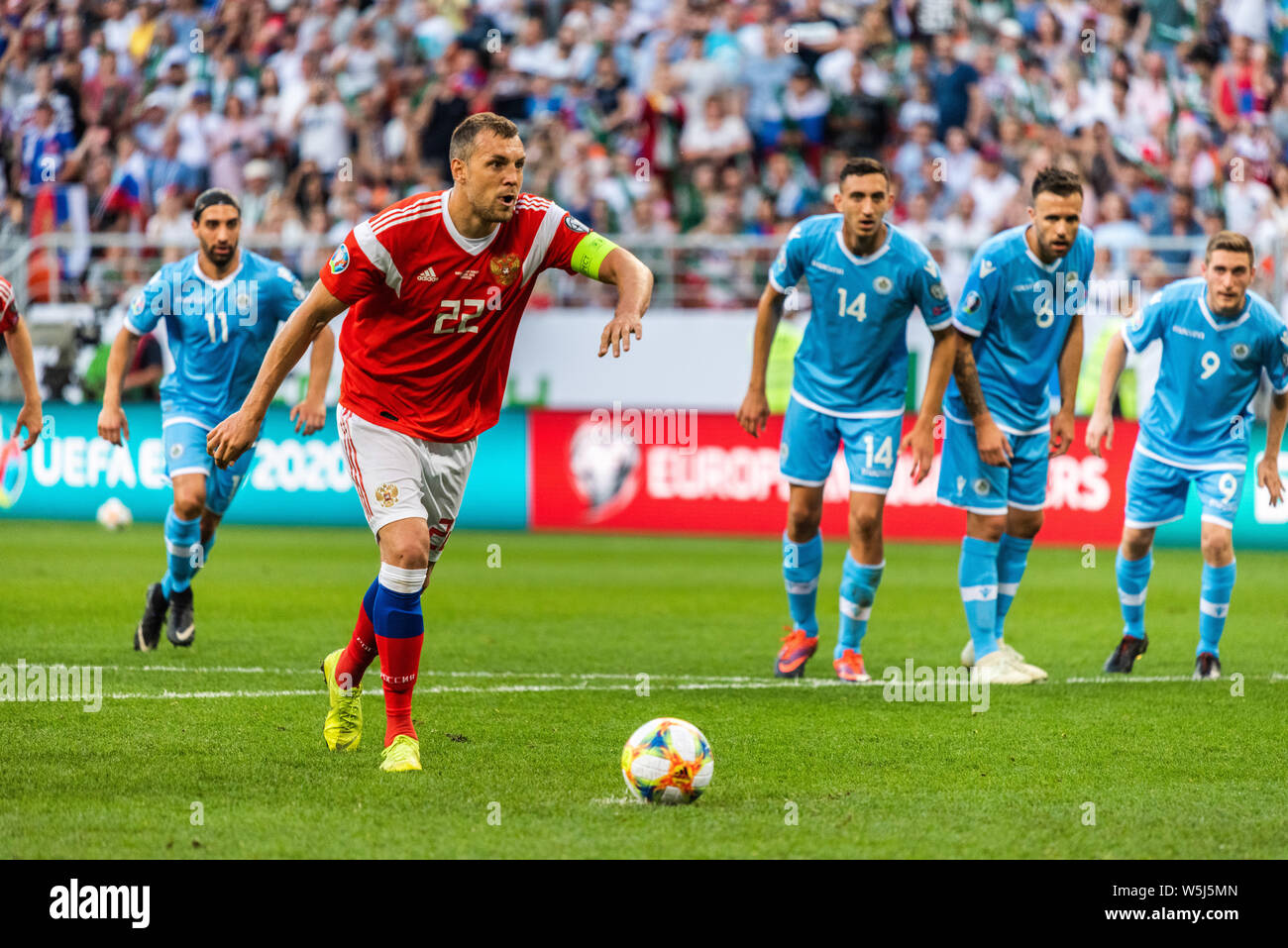 Saransk, Russia - 8 giugno 2019. In Russia la squadra nazionale scontrino Artem Dzyuba esecuzione di un calcio di rigore durante UEFA EURO 2020 match di qualificazione Russia v Foto Stock