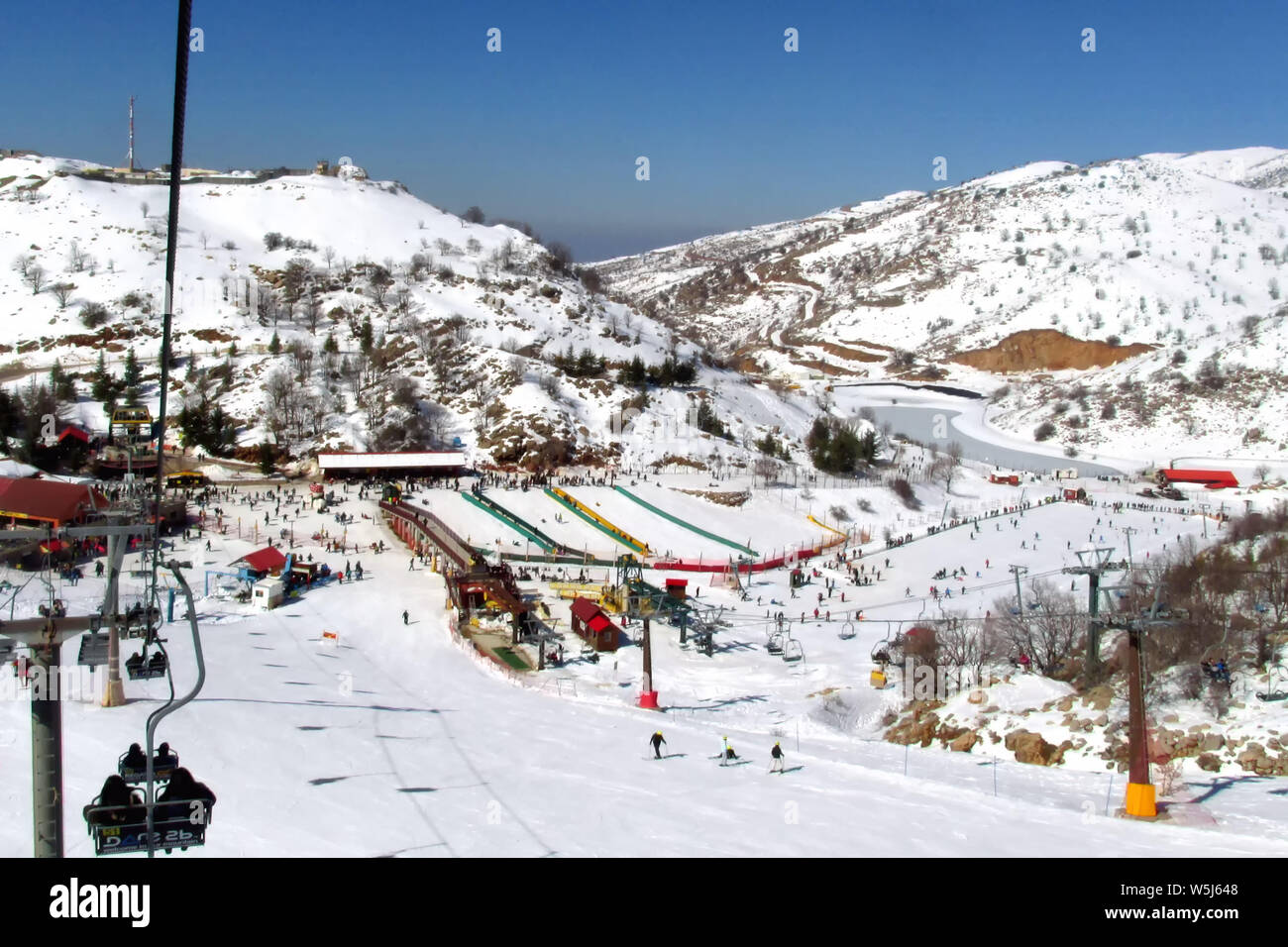 Monte Hermon Ski Resort è occupato in una giornata invernale nel nord di Israele. Foto Stock