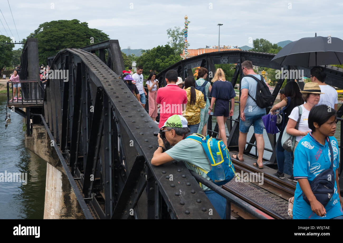 Turisti sul Fiume Kwai Bridge, Kanchanaburi Thailandia Foto Stock