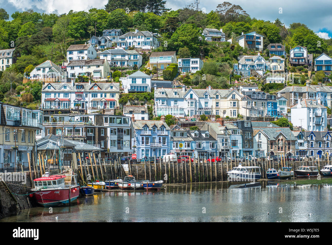 La piccola città costiera di Looe con case in collina. Cornwall, Regno Unito. Foto Stock