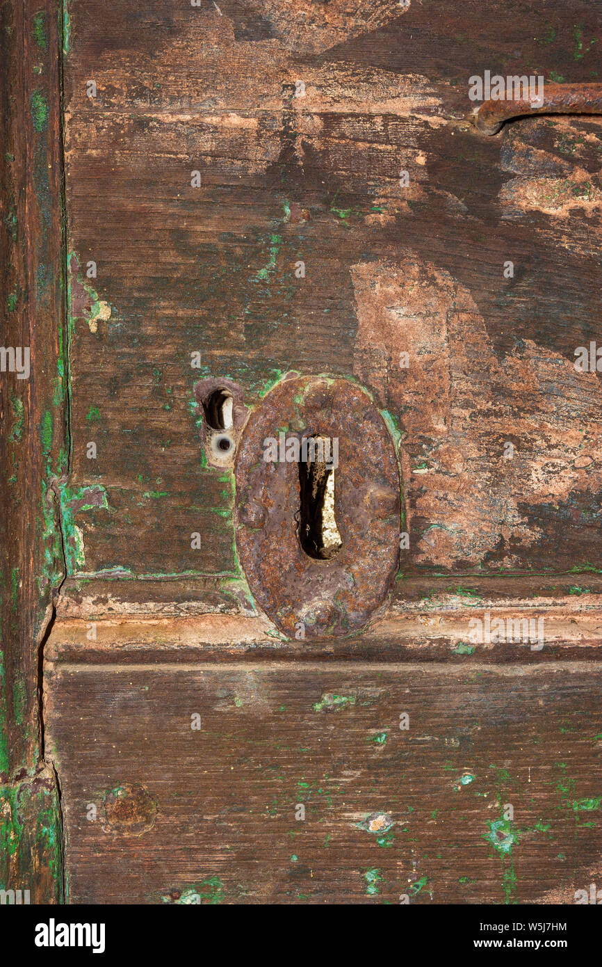 Keyhole di ferro con ruggine su una vecchia porta di legno Foto Stock