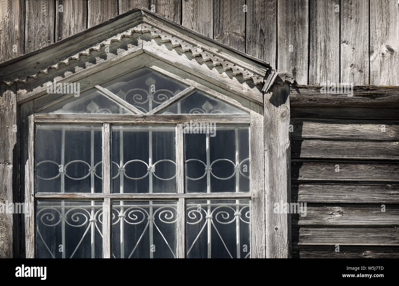 Un frammento della finestra dell antica chiesa ortodossa chiesa di legno con in ferro battuto e legno intagliato piattabande Foto Stock