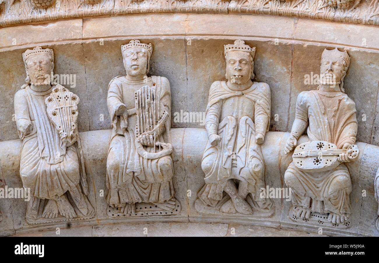 Figure scolpite dei musicisti medievale del XIII secolo, romanico, porta Nord, della collegiata di Santa María la Mayor, Toro, Zamora provi Foto Stock