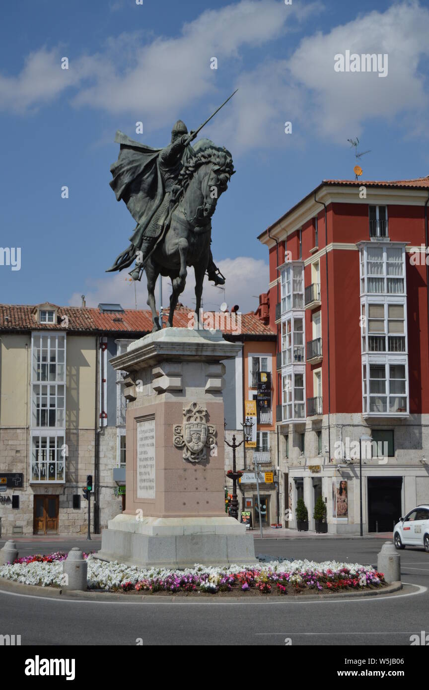 Figura in bronzo del Cid Campeador in Plaza del Cid a Burgos. Agosto 28, 2013. Burgos, Castilla Leon, Spagna. Vacanza natura street photography. Foto Stock