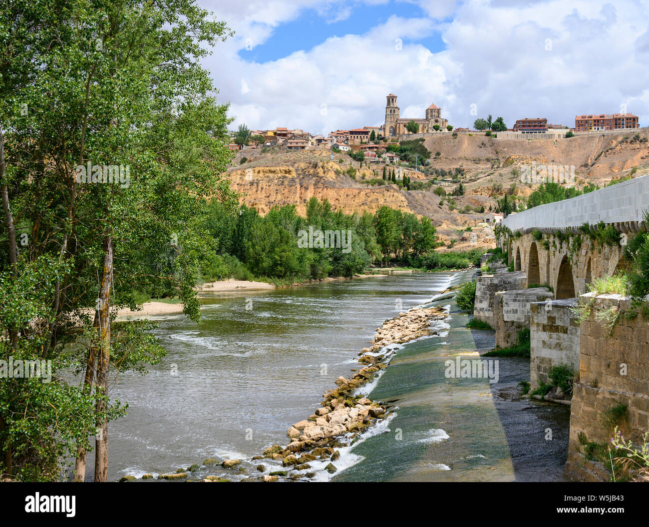 Il ponte medievale sul fiume Douro con la città di Toro sulla sua scarpata in background, provincia di Zamora, Castilla y Leon, Spagna. Foto Stock