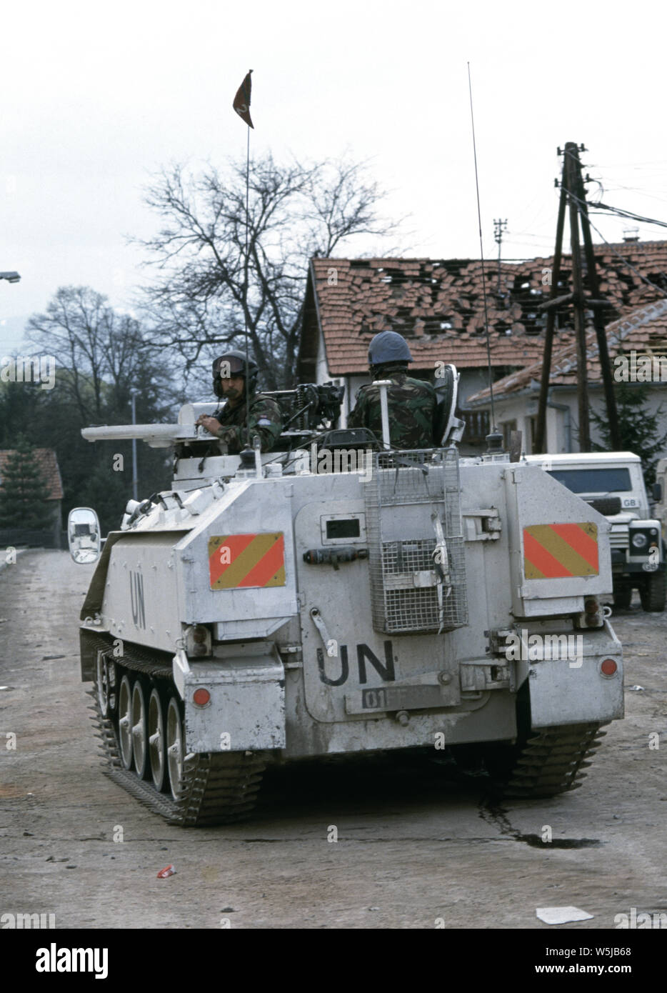 Xxv Aprile 1993 durante la guerra in Bosnia: nel centro della città di Stari Vitez, da un esercito britannico FV103 Alvis Spartan APC del Cheshire reggimento di soldati, guarda l'operazione per recuperare i corpi dalle macerie della guerra bosniaca presidenza, demolita da un camion bomba a pochi giorni prima. Foto Stock