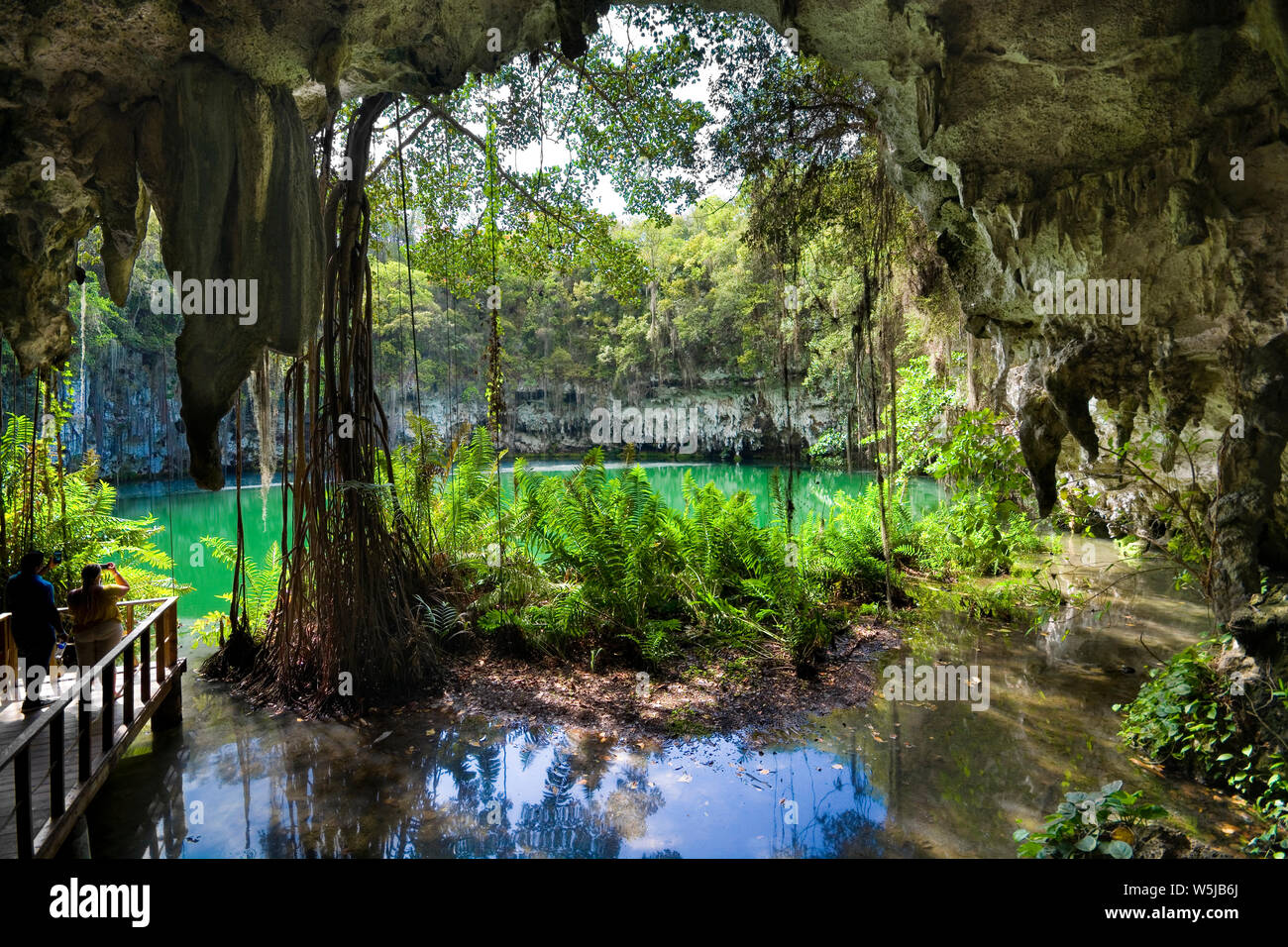 Los Tres Ojos - serie di tre laghi situati nella grotta di pietra calcarea in Santo Domingo, Repubblica Dominicana Foto Stock