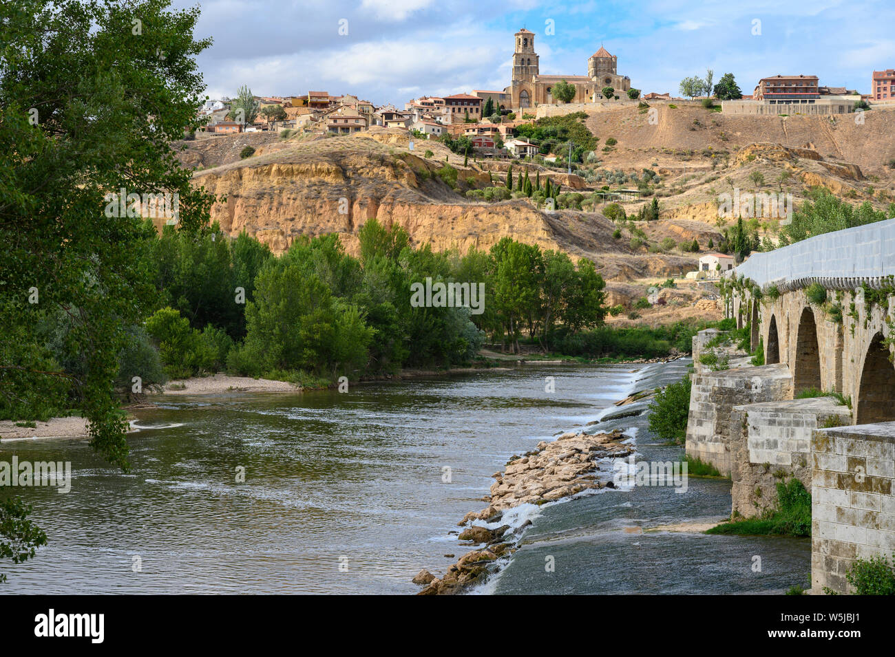 Il ponte medievale sul fiume Douro con la città di Toro sulla sua scarpata in background, provincia di Zamora, Castilla y Leon, Spagna. Foto Stock