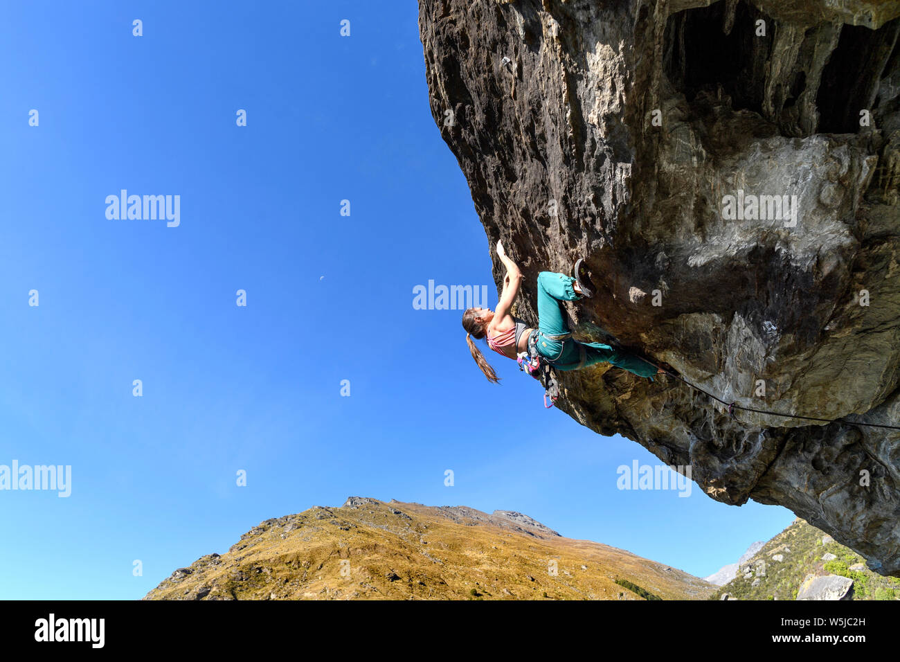 Arrampicata su roccia, Wye Creek, Nuova Zelanda. Sarah fieno, modello rilasciato Foto Stock