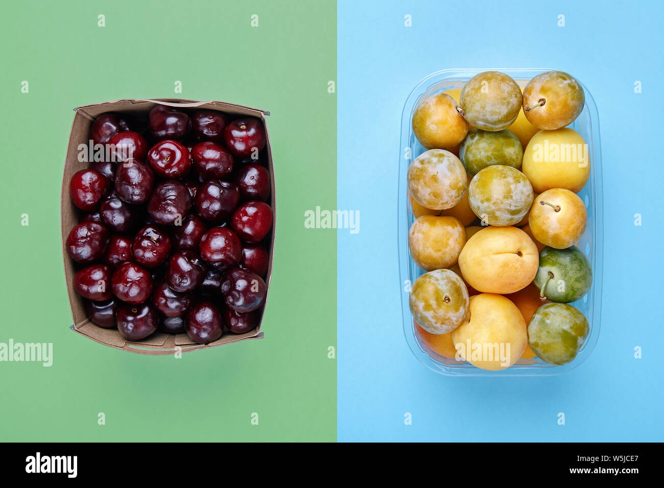 Rifiuti Zero concetto. Frutta confezionata in cartone contro la frutta in contenitore di plastica. Foto Stock