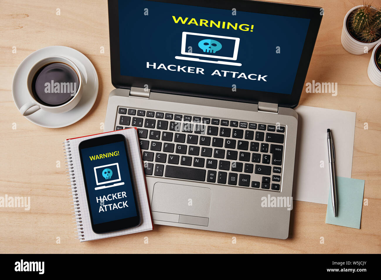 Attacco Hacker concetto su laptop e lo schermo dello smartphone su un tavolo di legno. Lay piatto Foto Stock