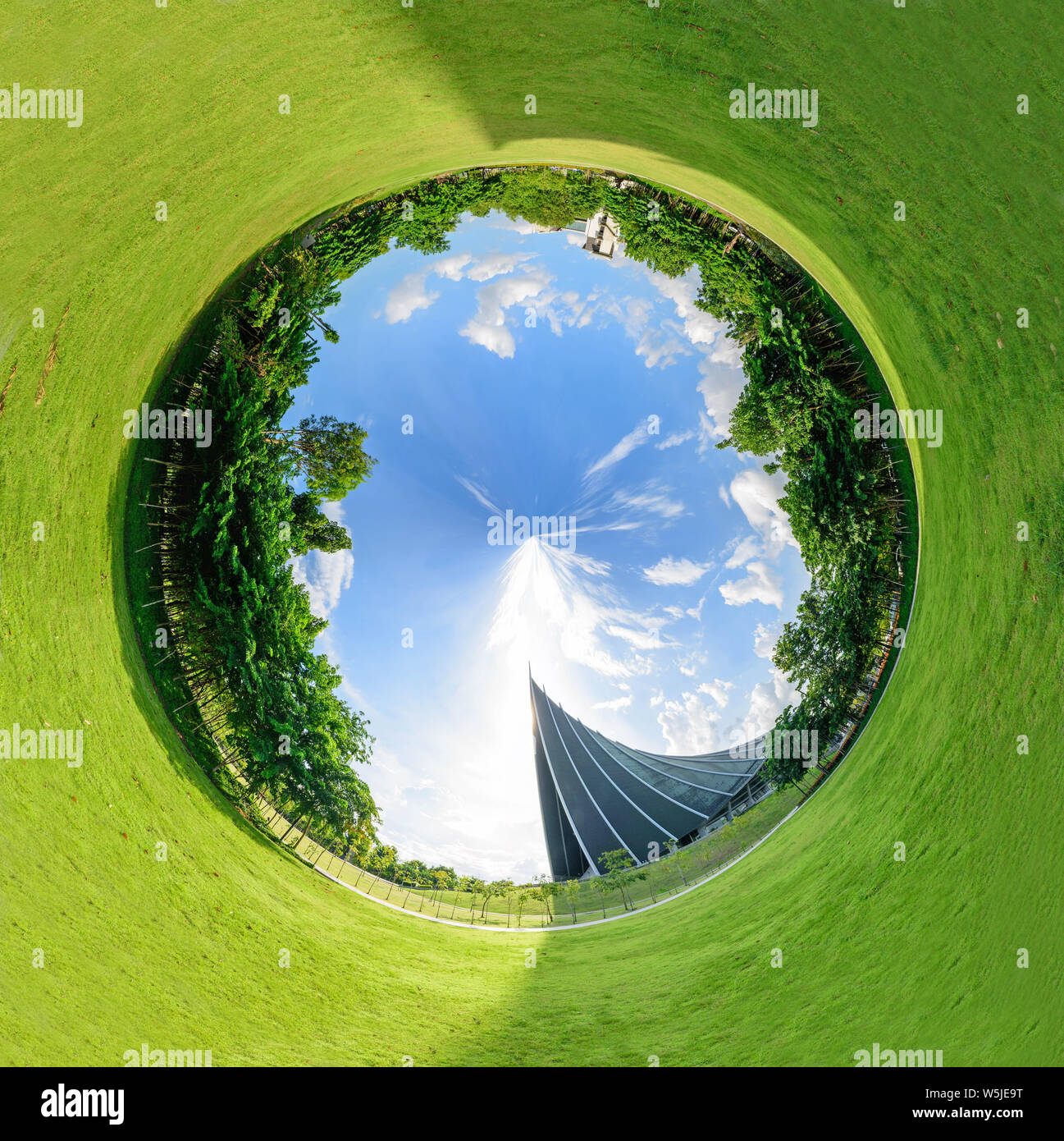 360 panorama del parco verde nel Principe Mahidol Hall edificio della Mahidol university Foto Stock